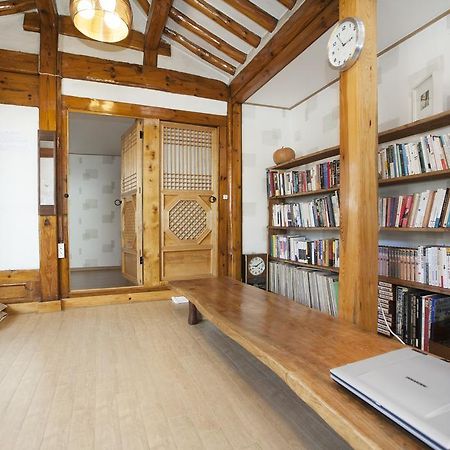 Vine Hanok Guesthouse Сеул Екстериор снимка