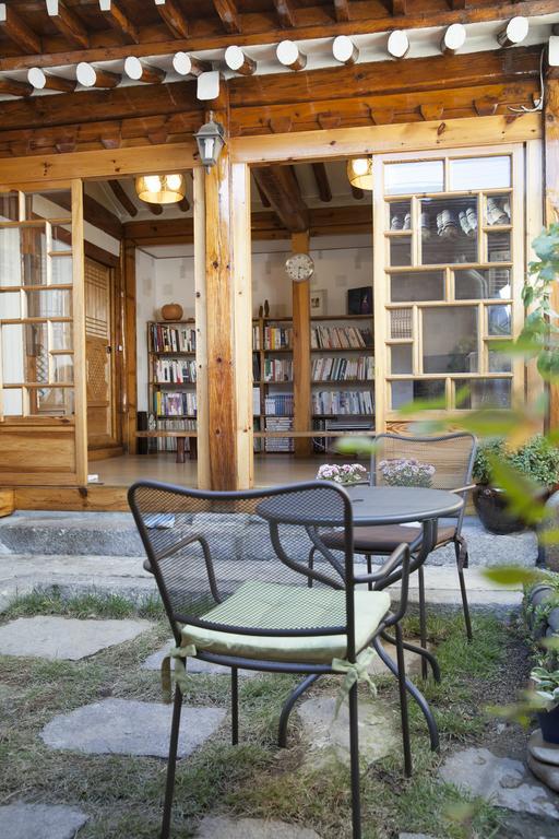 Vine Hanok Guesthouse Сеул Екстериор снимка