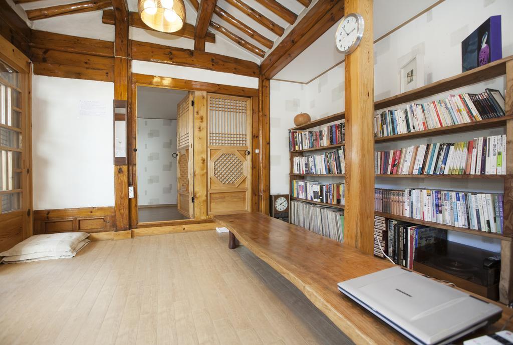 Vine Hanok Guesthouse Сеул Екстериор снимка