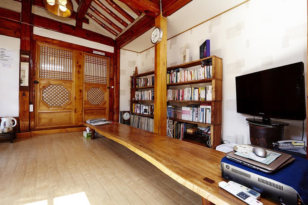 Vine Hanok Guesthouse Сеул Екстериор снимка