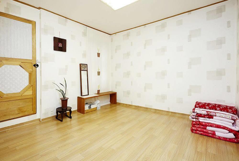 Vine Hanok Guesthouse Сеул Екстериор снимка