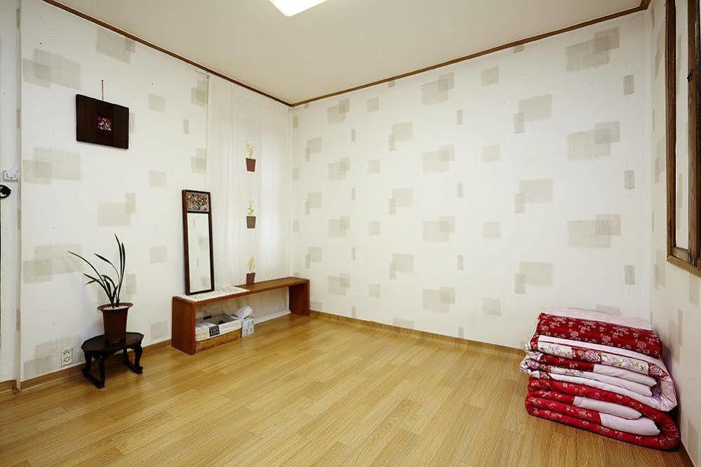 Vine Hanok Guesthouse Сеул Екстериор снимка