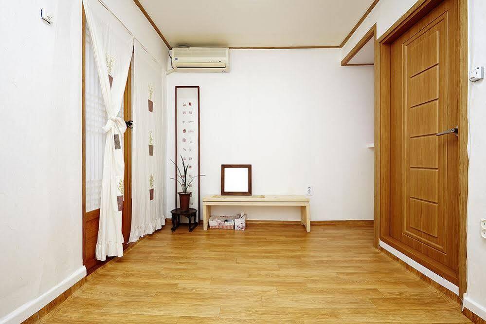 Vine Hanok Guesthouse Сеул Екстериор снимка